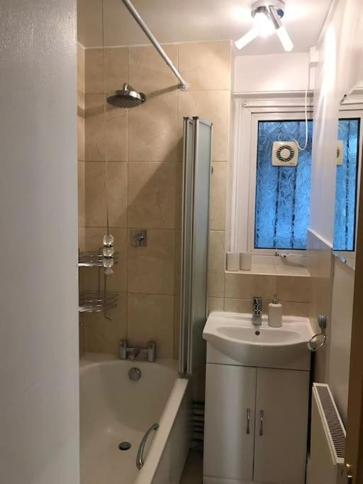 Entire Flat, Comfortable 2 Double Bedrooms Apartment